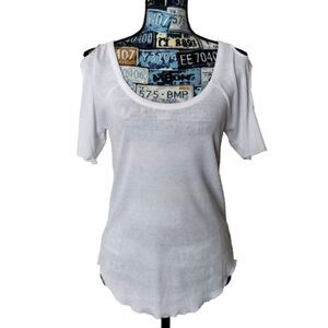 CHASER Cold Shoulder Cut Out Tee Shirt Scoop Neck Top Lettuce Trim White M NWT